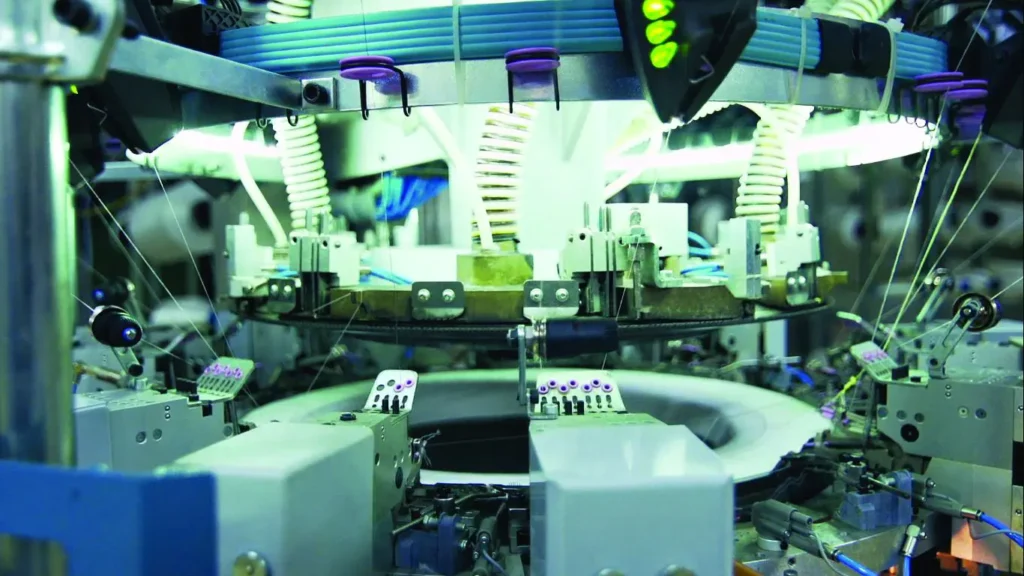 innováció a kötésben, precíz, digitális kötőgép a gyártásban