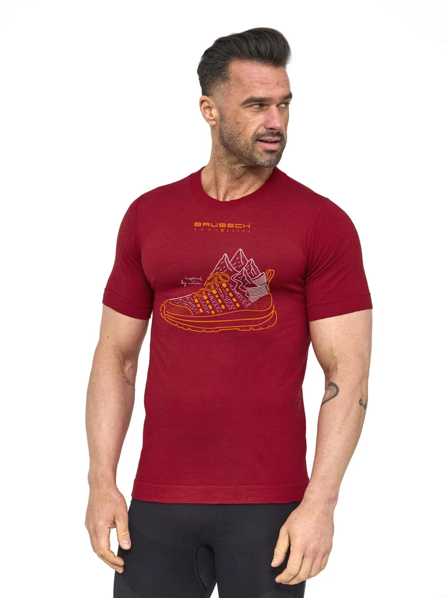 BRUBECK Outdoor Wool Pro férfi merinó gyapjú túrapóló bordó színben modellen viselve, könnyű és légáteresztő outdoor ruházat túrázáshoz