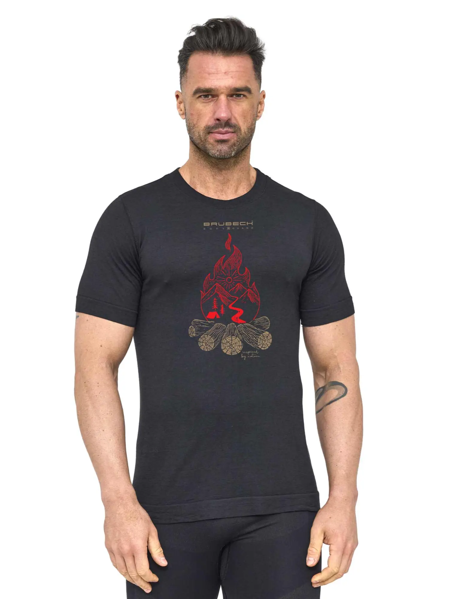 BRUBECK Outdoor Wool Pro férfi fekete merinó gyapjú túrapóló modellen viselve, modern technikai outdoor felső