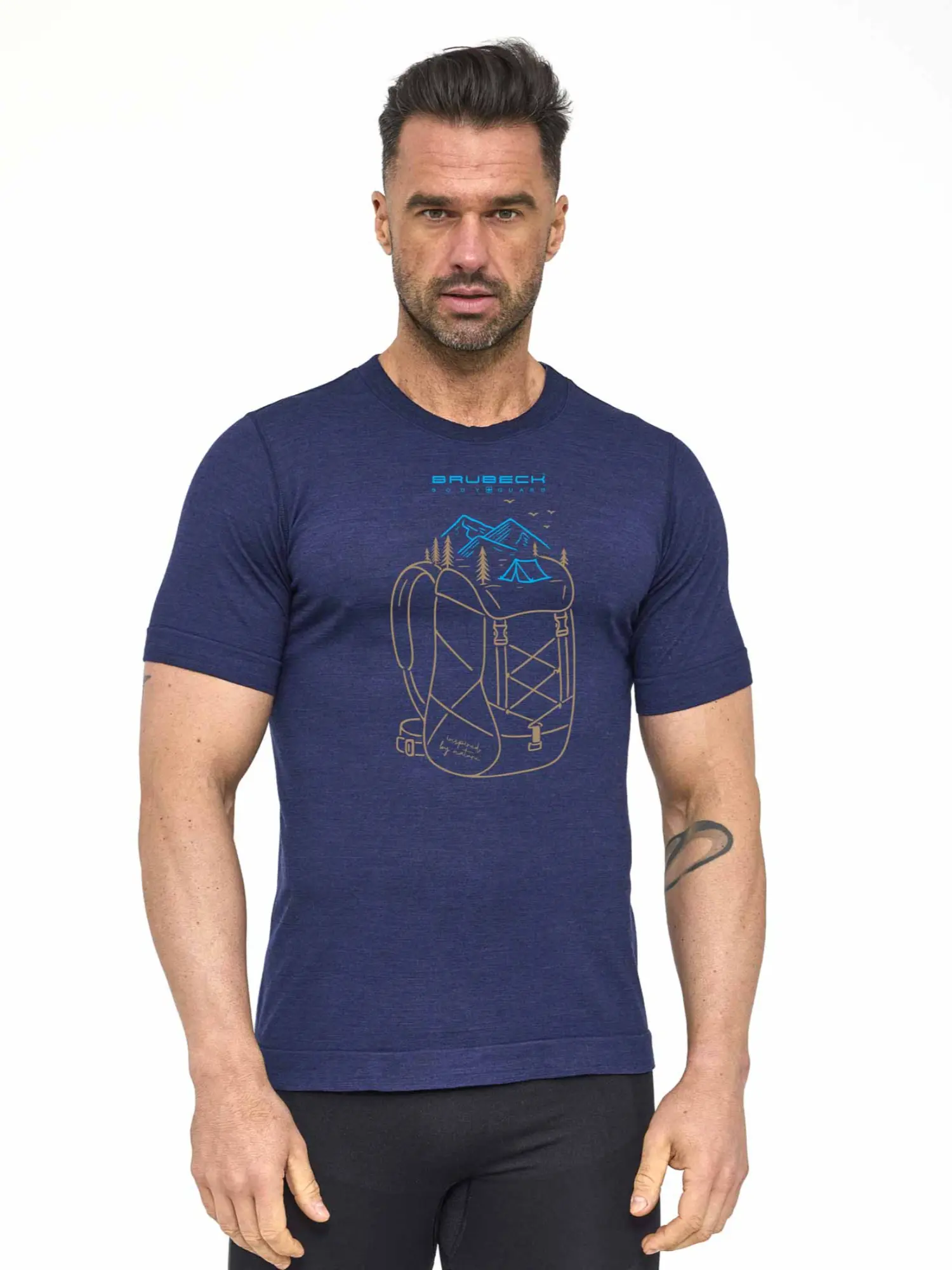 BRUBECK Outdoor Wool Pro férfi merinó gyapjú túrapóló sötétkék színben modellen, kényelmes viselet túrázáshoz és sporthoz