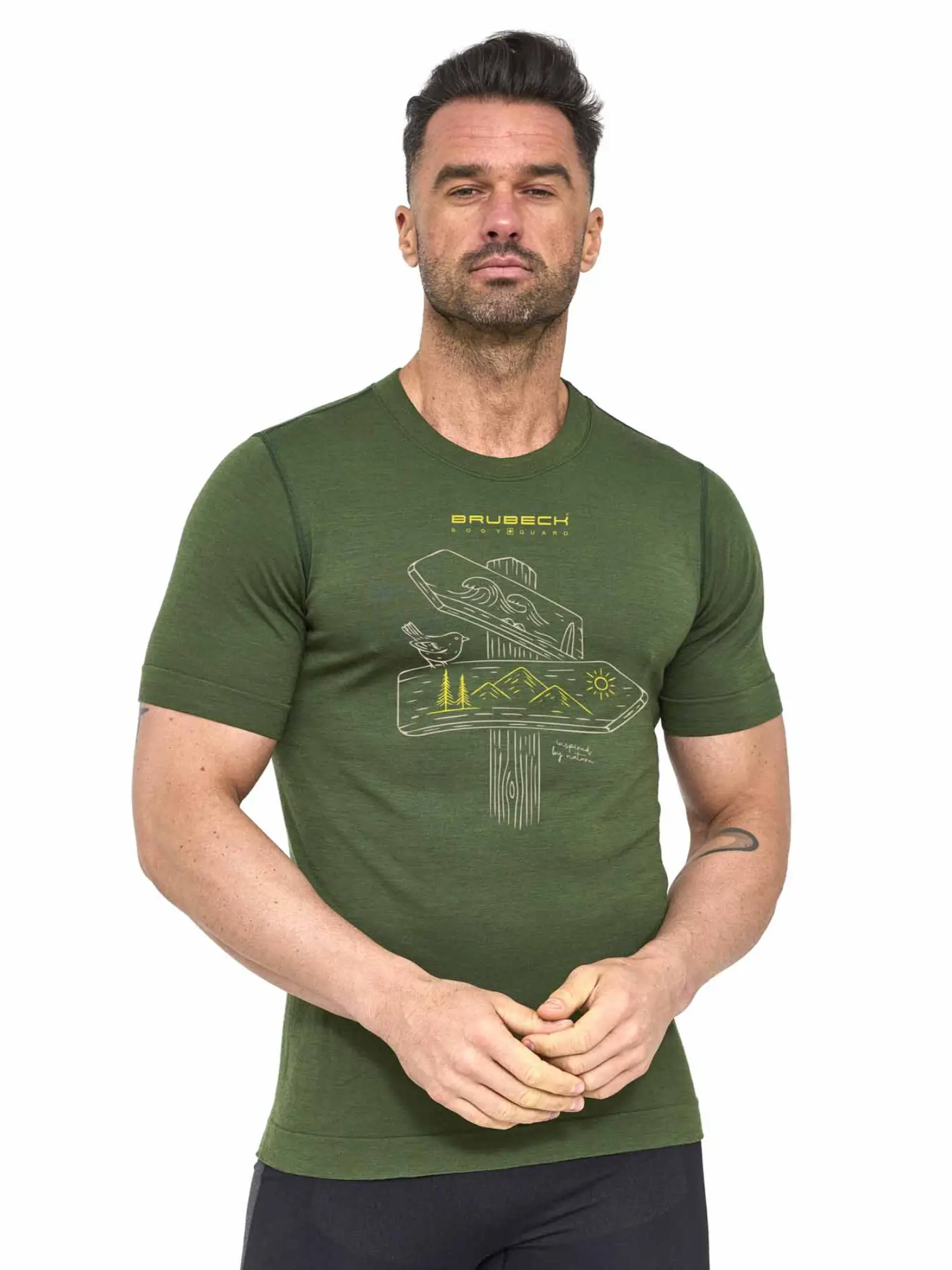 BRUBECK Outdoor Wool Pro férfi merinó gyapjú túrapóló zöld színben modellen, ideális trekkinghez és outdoor sportokhoz