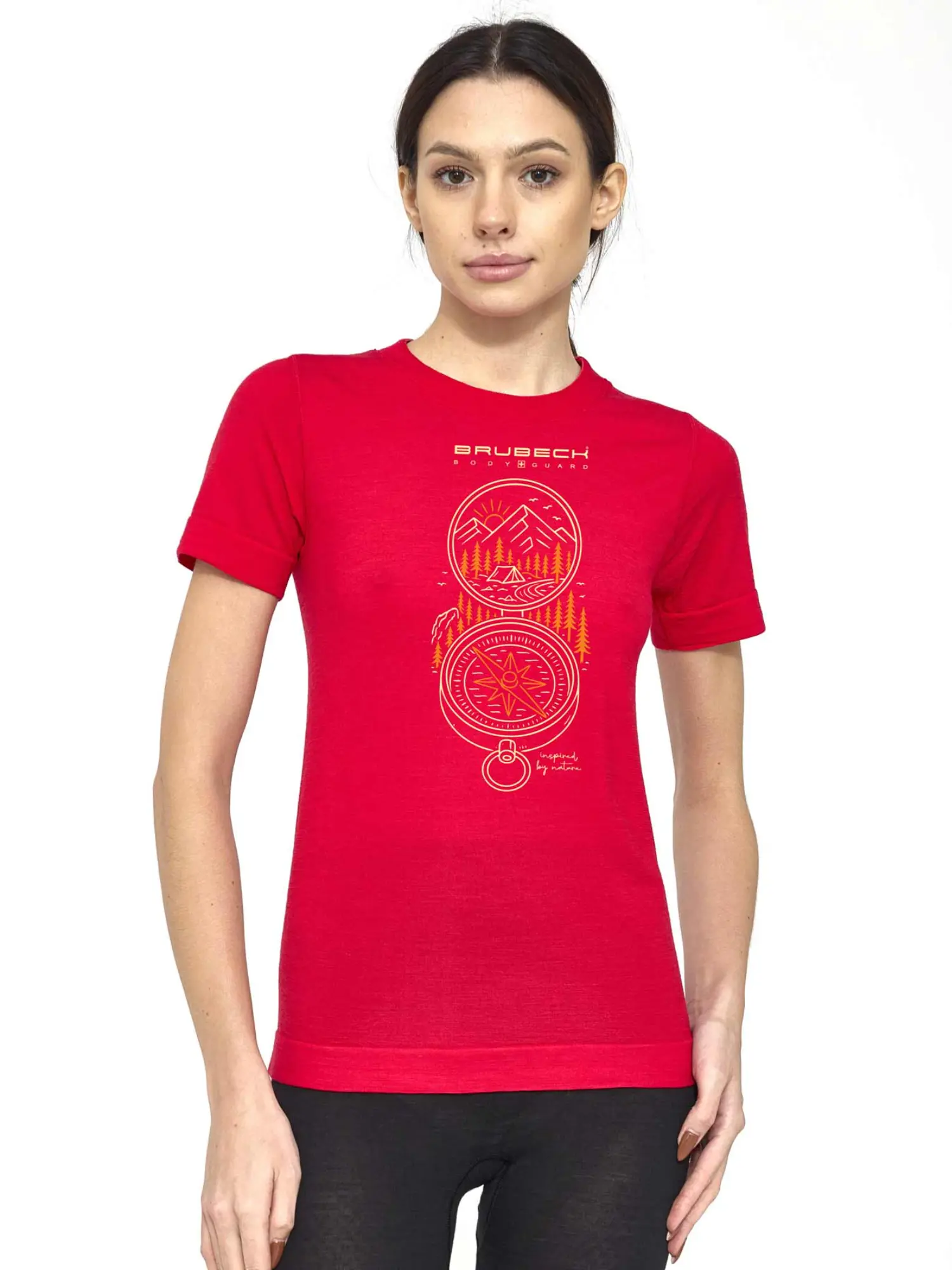 BRUBECK Outdoor Wool Pro női merinó gyapjú póló málna színben modellen – könnyű, nőies outdoor túrafelső