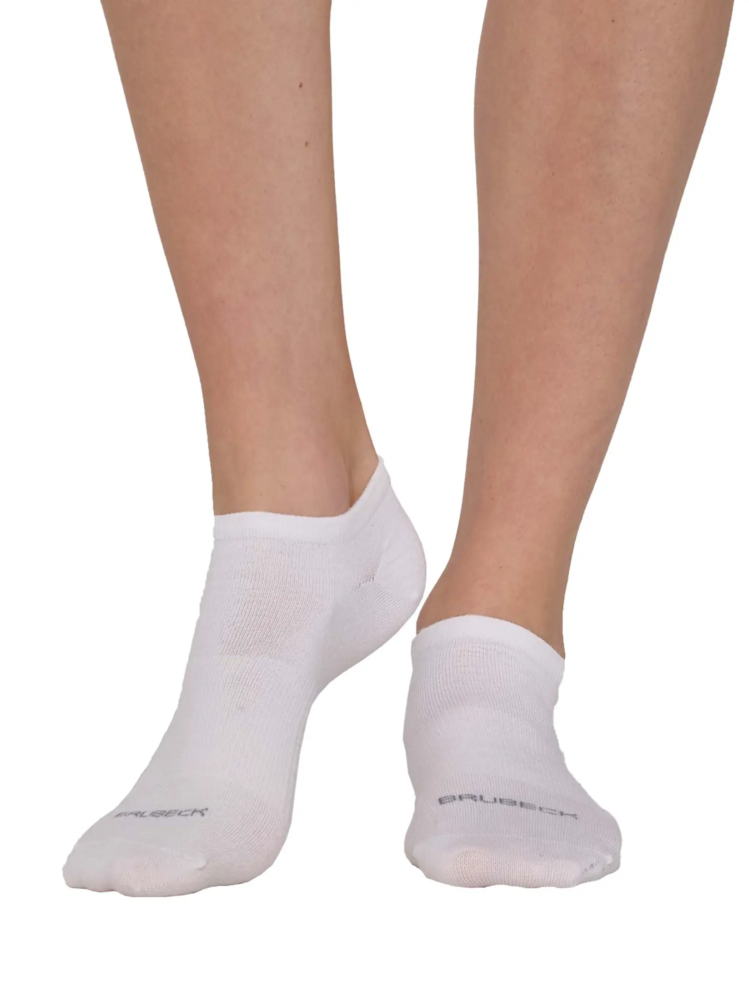 BRUBECK COMFORT WOOL uniszex ezüstionos merinó gyapjú bokazokni krém színben, elölnézetből viselve. Légáteresztő, kényelmes és természetes választás sporthoz és mindennapi viselethez.