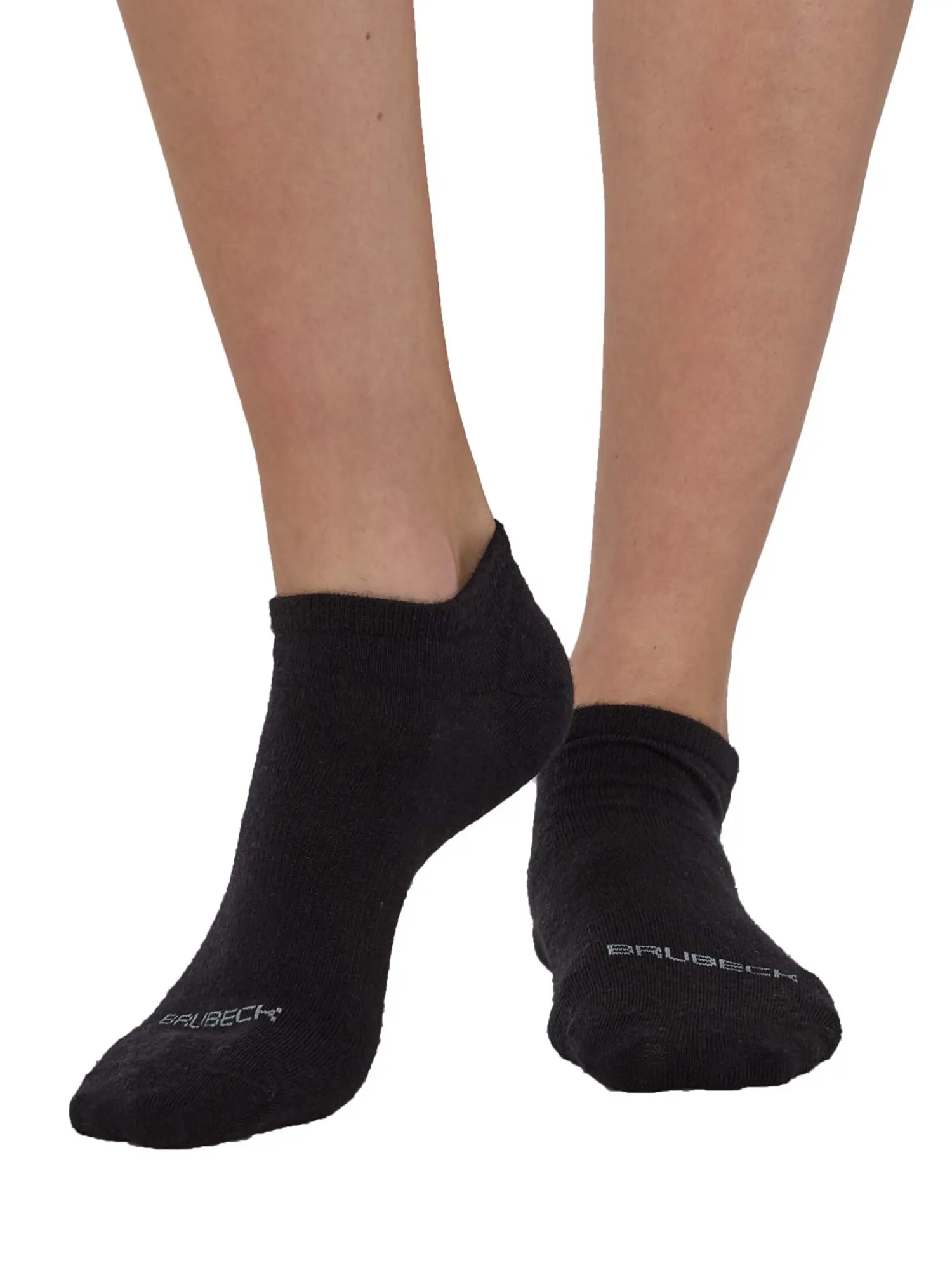 Brubeck COMFORT WOOL uniszex ezüstionos merinó gyapjú bokazokni fekete színben, elölnézetből viselve. Puha, légáteresztő és nedvességelvezető zokni aktív mindennapokra és sportoláshoz.