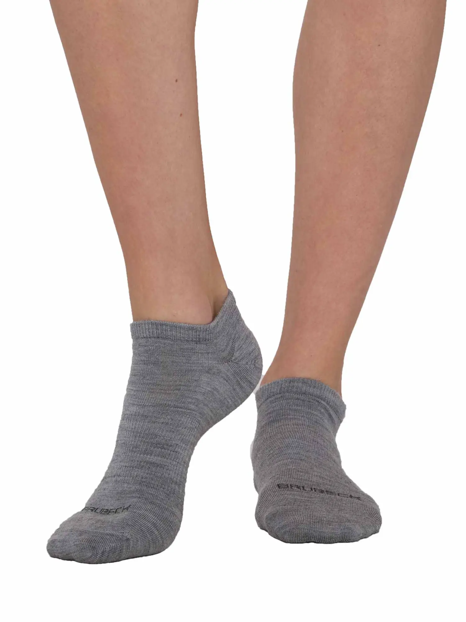 Brubeck COMFORT WOOL uniszex ezüstionos merinó gyapjú bokazokni szürke színben viselve elölről. Légáteresztő, nedvességelvezető és kényelmes merinó zokni sportoláshoz, túrázáshoz és mindennapi viselethez.