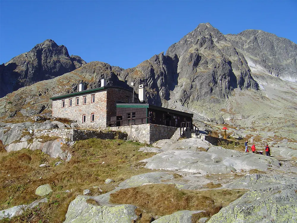 A Chata Téryho menedékház a Magas-Tátrában, lenyűgöző hegyvidéki panorámával, népszerű célpont túrázók számára Szlovákiában.