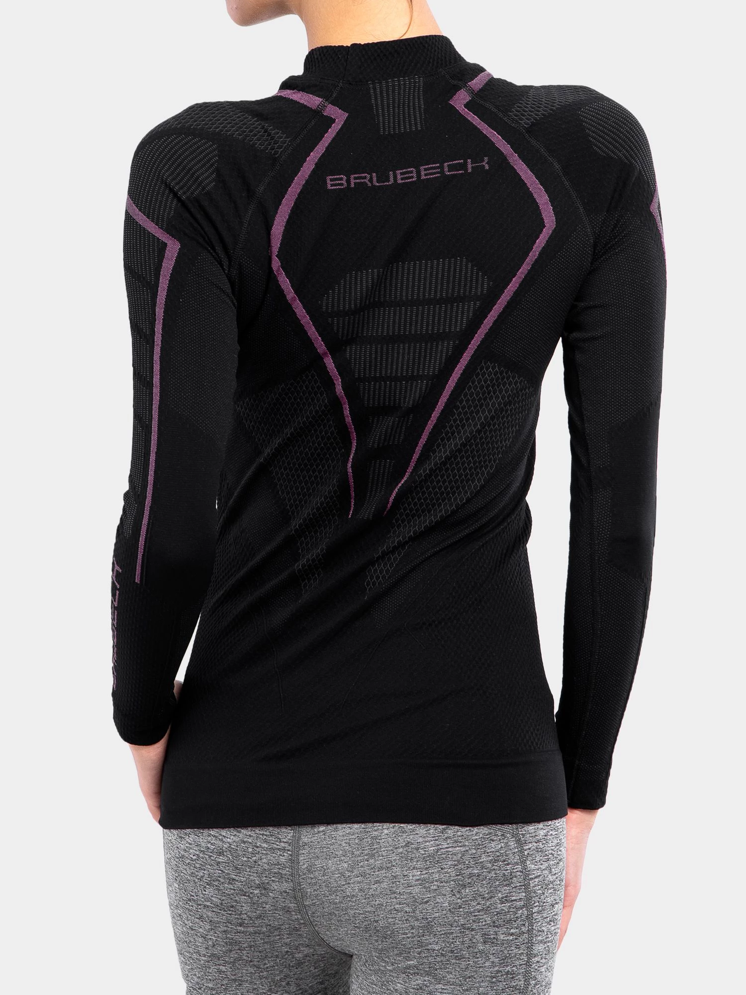  BRUBECK THERMO női termoaktív felső fekete színben modellen viselve, téli sportokhoz