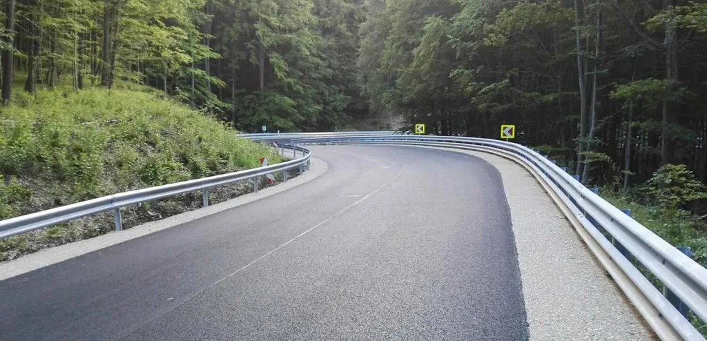 Motoros úton az észak-magyarországi hegyvidéken, a Bükk és a Mátra között