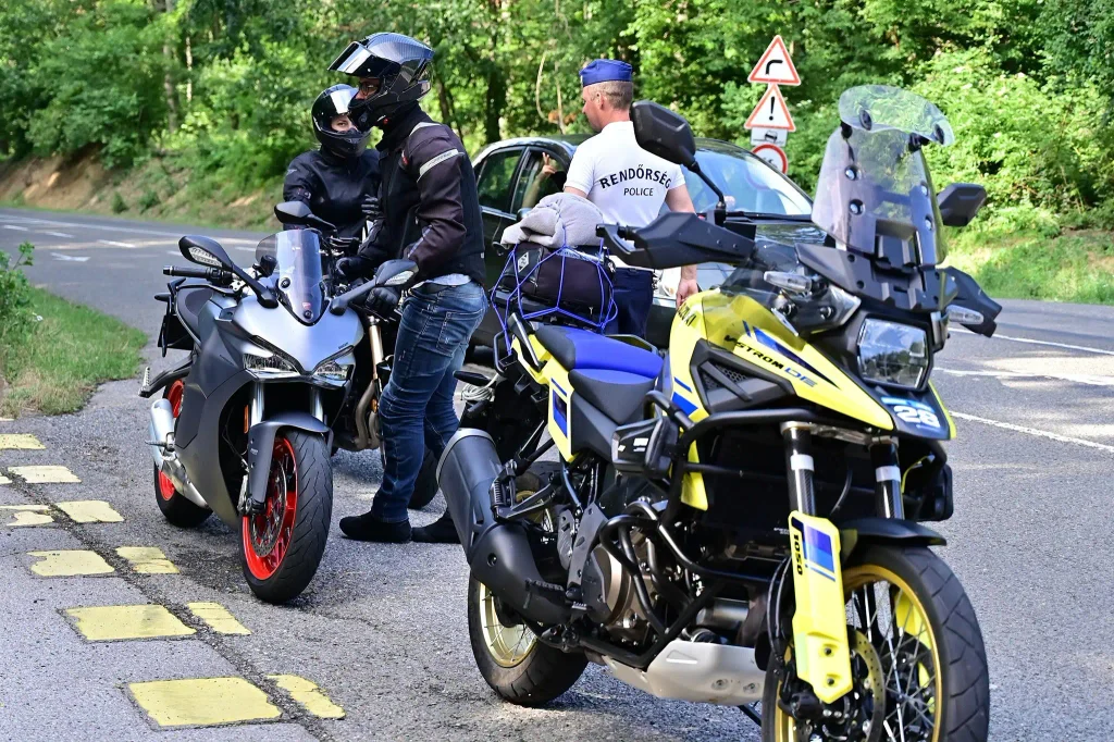 Motorosok haladnak a Mecsek erdős útjain Abaliget és Orfű között