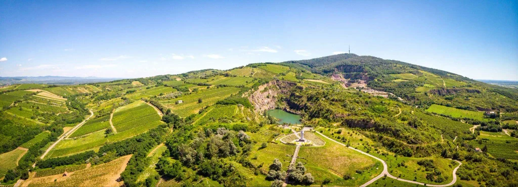 A tokaj-hegyaljai táj madártávlatból – szőlők, egy kőbányató és a hegycsúcson magasodó tévétorony, a Zempléni-hegység egyik leglátványosabb panorámája motorosoknak