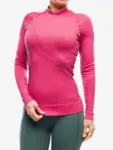 Női THERMO WOOL merinó gyapjú aláöltözet felső téli sportokhoz, málna színben viselve
